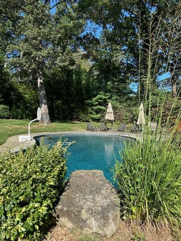 9 Meadowbrook Lane, Old Westbury, NY 11568