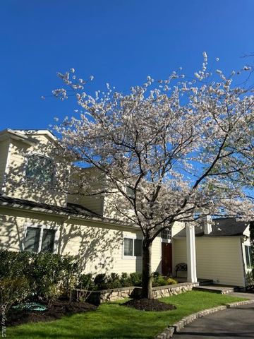 9 Meadowbrook Lane, Old Westbury, NY 11568