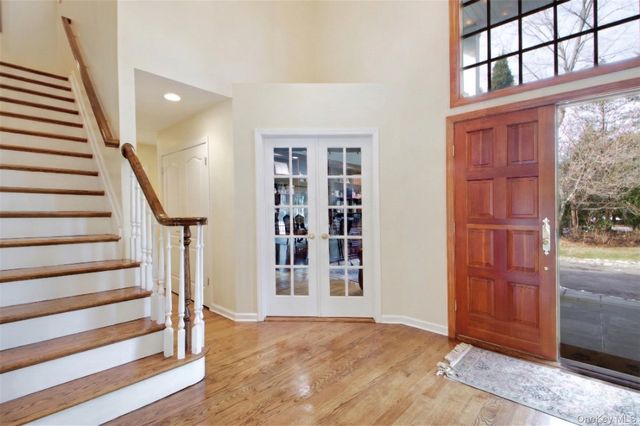 9 Meadowbrook Lane, Old Westbury, NY 11568