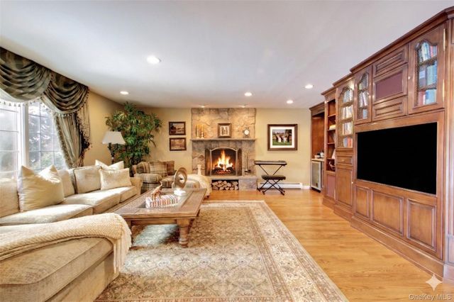 9 Meadowbrook Lane, Old Westbury, NY 11568