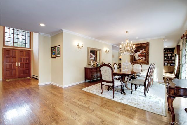 9 Meadowbrook Lane, Old Westbury, NY 11568