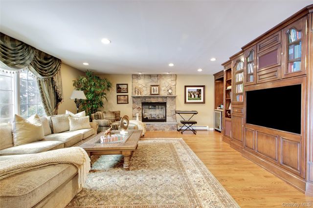 9 Meadowbrook Lane, Old Westbury, NY 11568