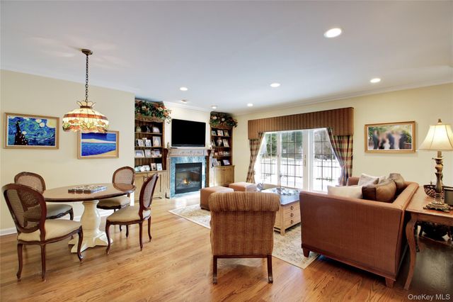 9 Meadowbrook Lane, Old Westbury, NY 11568