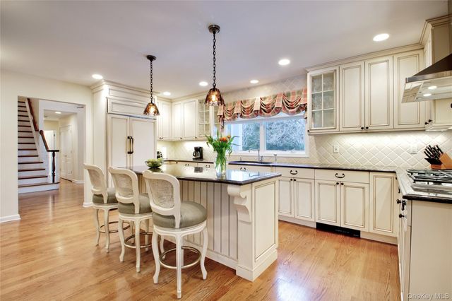 9 Meadowbrook Lane, Old Westbury, NY 11568