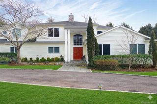 9 Meadowbrook Lane, Old Westbury, NY 11568