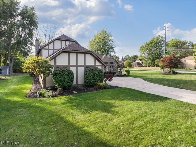 7224 Pine Woods Way, Olmsted Twp, OH 44138