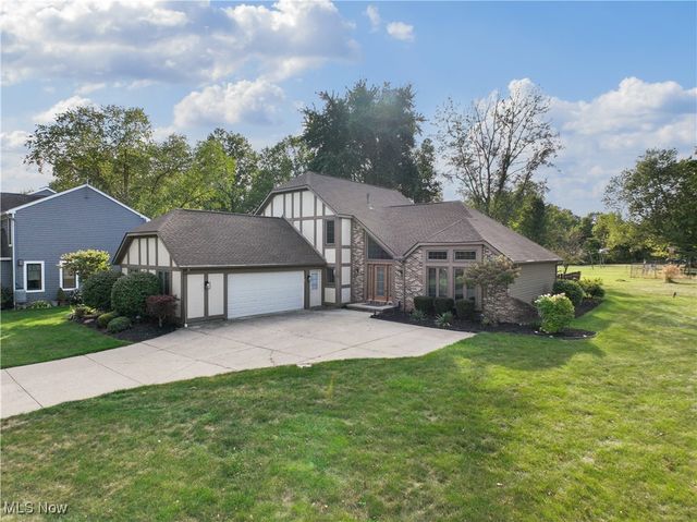 7224 Pine Woods Way, Olmsted Twp, OH 44138