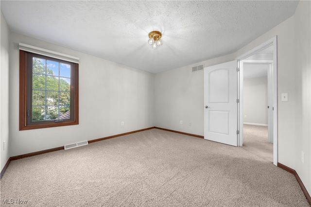 7224 Pine Woods Way, Olmsted Twp, OH 44138