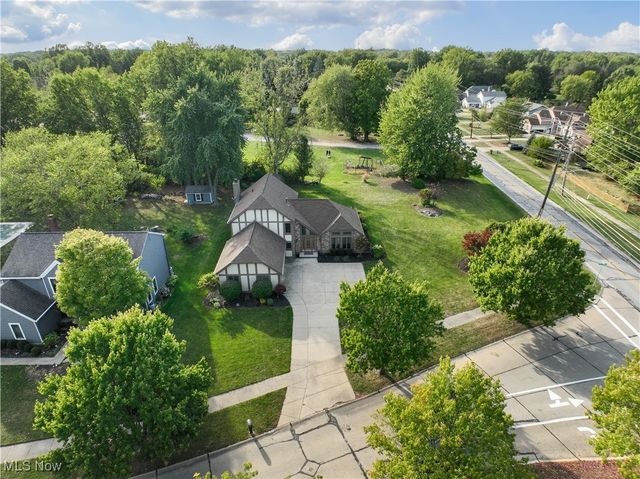 7224 Pine Woods Way, Olmsted Twp, OH 44138