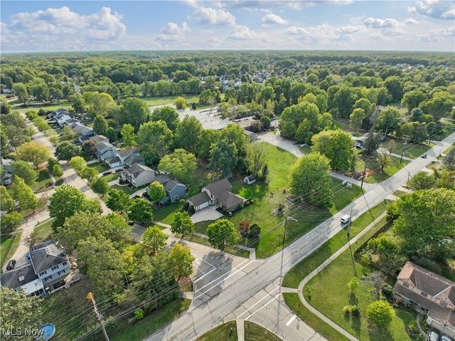 7224 Pine Woods Way, Olmsted Twp, OH 44138