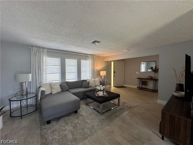 1201 SE 32nd TER, Cape Coral, FL 33904