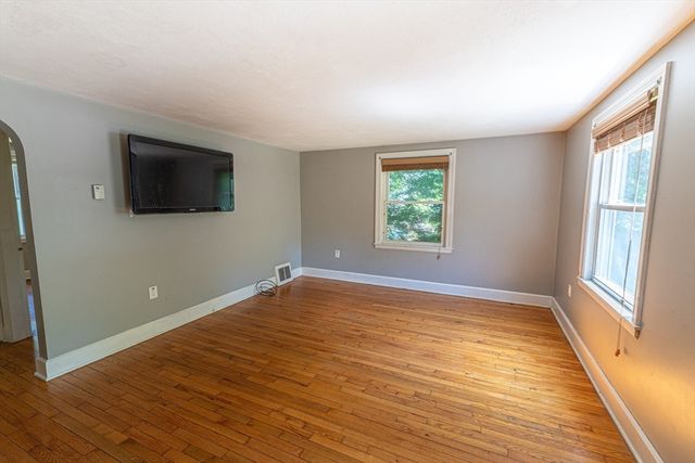 152 Southbridge Rd, Dudley, MA 01571