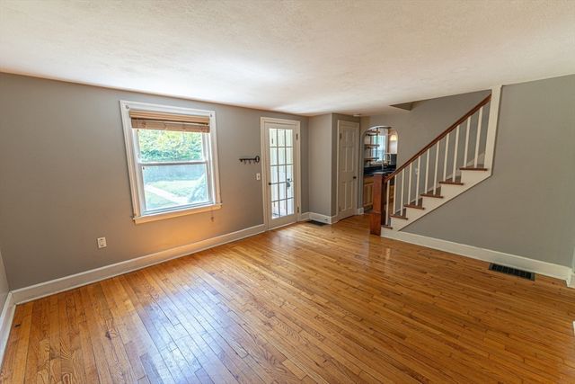 152 Southbridge Rd, Dudley, MA 01571
