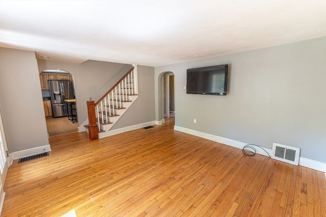 152 Southbridge Rd, Dudley, MA 01571