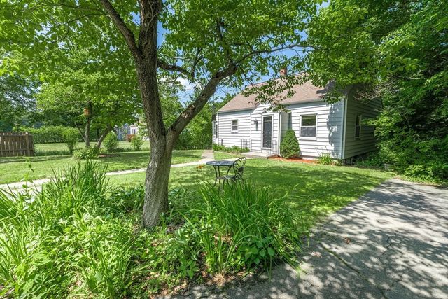 152 Southbridge Rd, Dudley, MA 01571
