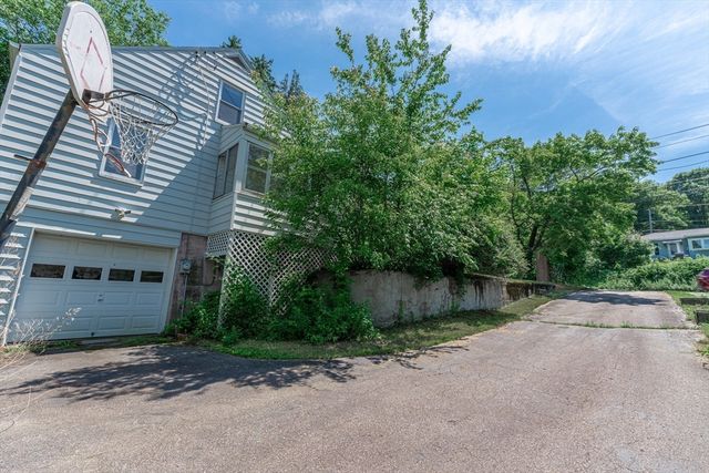 152 Southbridge Rd, Dudley, MA 01571