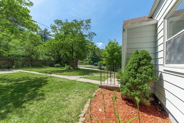 152 Southbridge Rd, Dudley, MA 01571