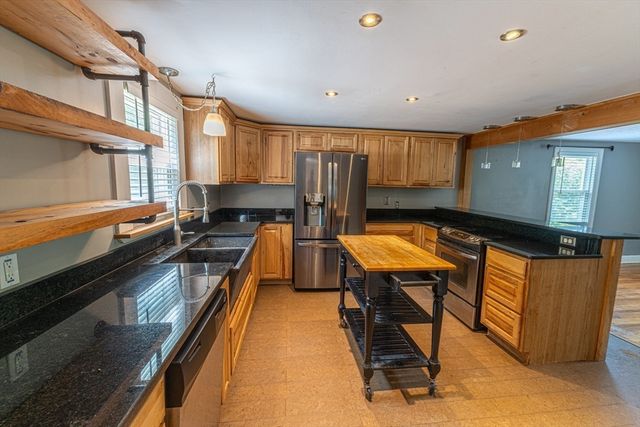 152 Southbridge Rd, Dudley, MA 01571