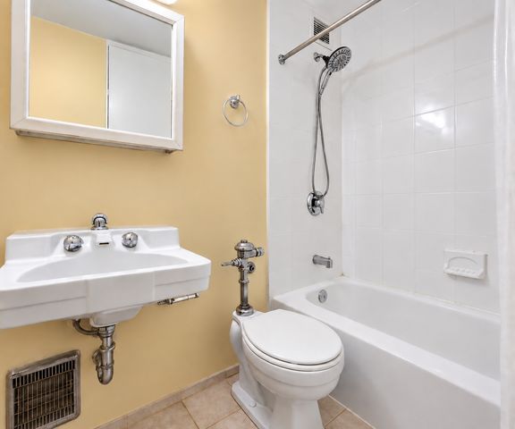 1400 E 55th Place 208S, Chicago, IL 60637