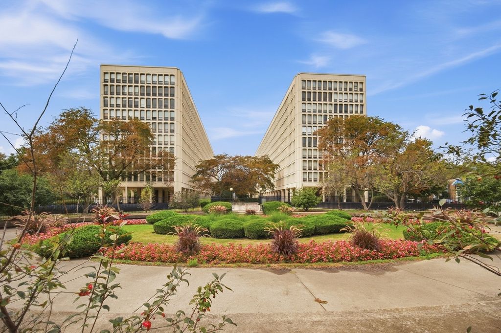1400 E 55th Place 208S, Chicago, IL 60637