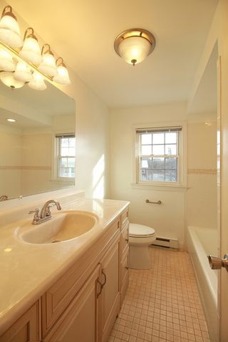 60 Lake St D, Winchester, MA 01890
