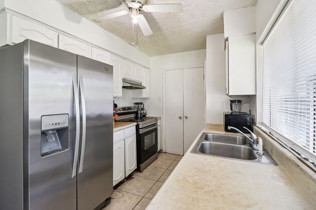 1015 Winnsboro Court, Arlington, TX 76015