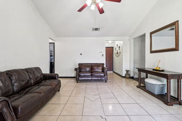 1015 Winnsboro Court, Arlington, TX 76015