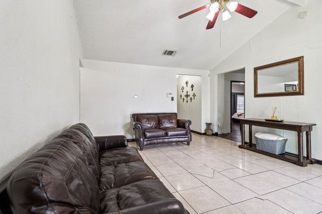 1015 Winnsboro Court, Arlington, TX 76015