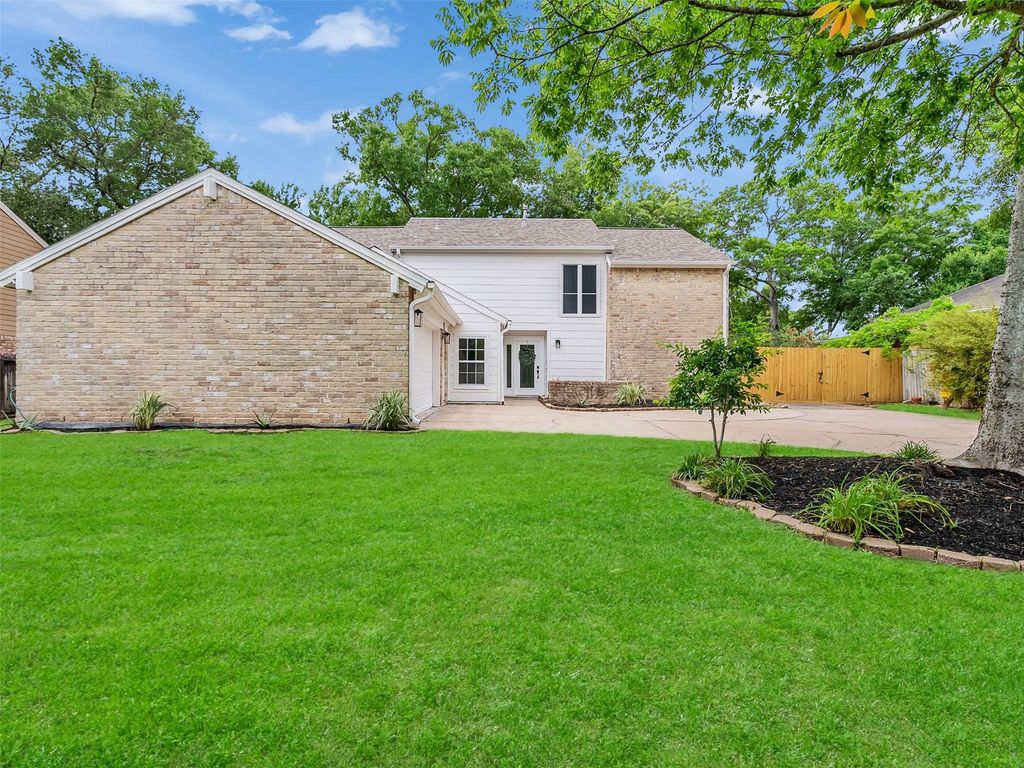 1023 Cragmore Drive, Seabrook, TX 77586