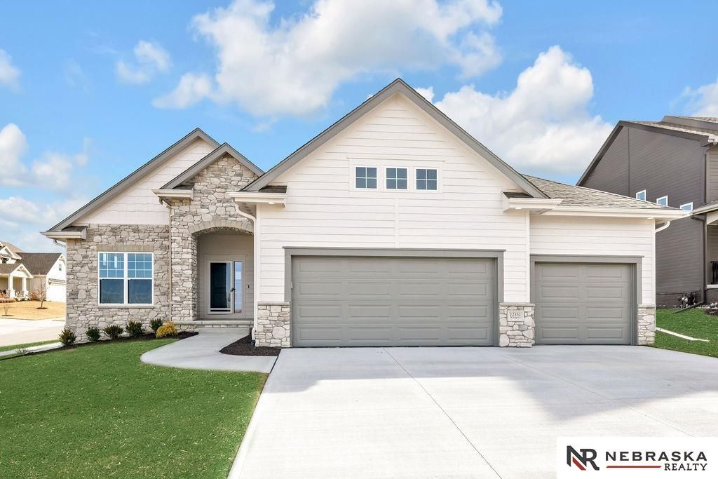 12351 Elk Ridge Circle, Papillion, NE 68046