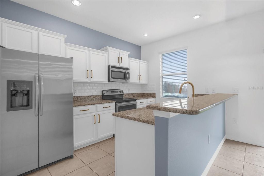Image 6 of property listing at 10815 SAVANNAH LANDING CIRCLE, Orlando, FL 32832