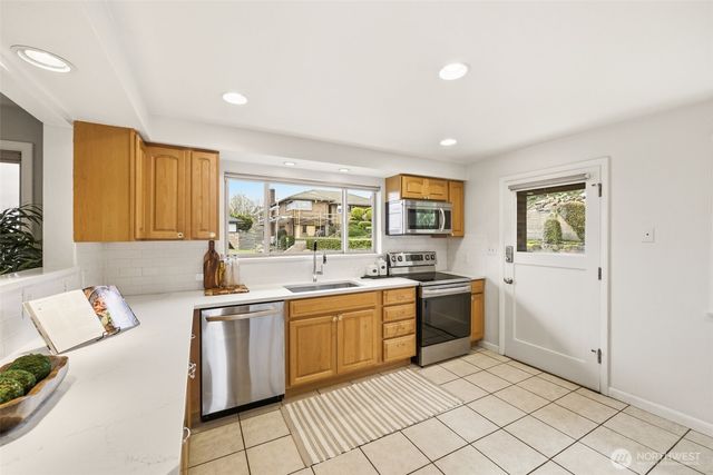 4019 SW Henderson Street, Seattle, WA 98136