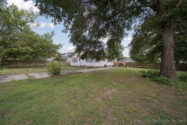 1327 E 10th Street, Okmulgee, OK 74447