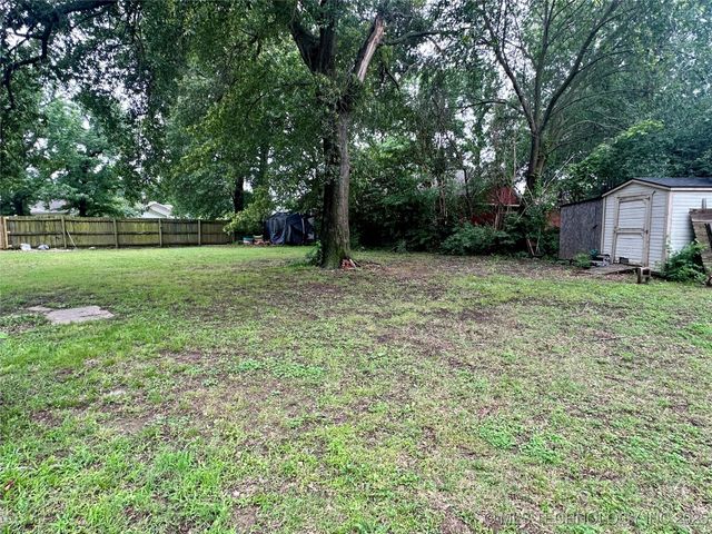 1327 E 10th Street, Okmulgee, OK 74447