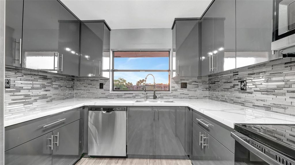 10433 Sunrise Lakes Boulevard 409, Sunrise, FL 33322