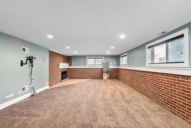 389 W Evergreen Lane, Elmhurst, IL 60126