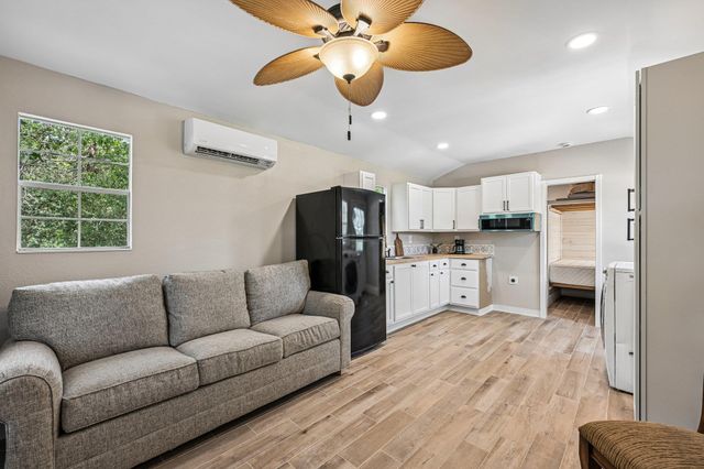 541 Hidden Oaks DR, Elgin, TX 78621