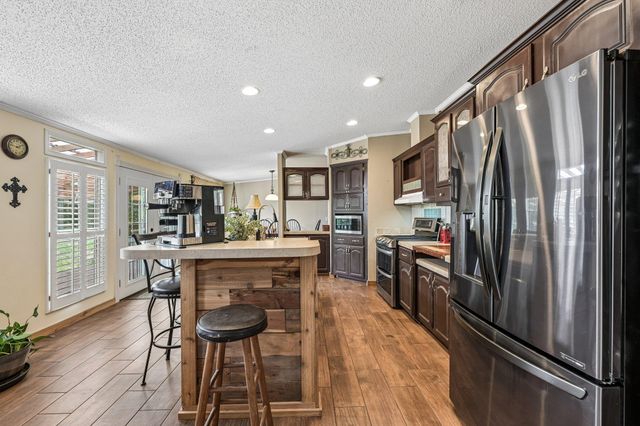 541 Hidden Oaks DR, Elgin, TX 78621