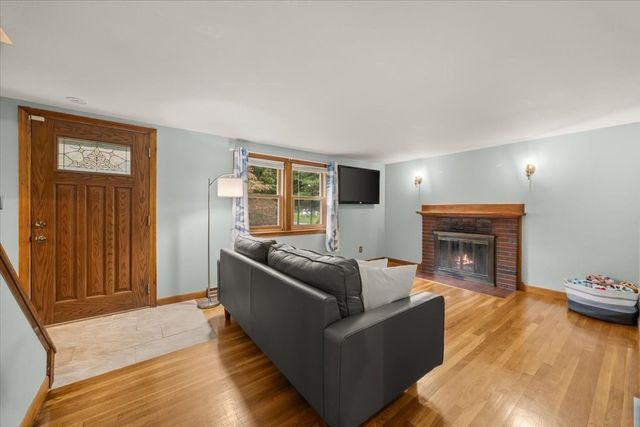 211 Cross St, Hanson, MA 02341