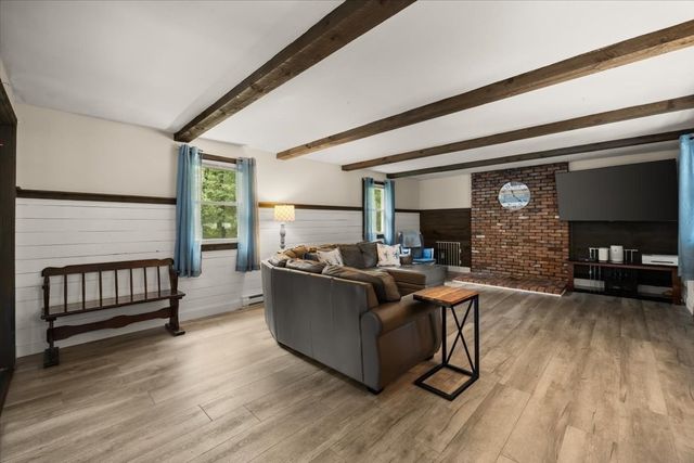 211 Cross St, Hanson, MA 02341