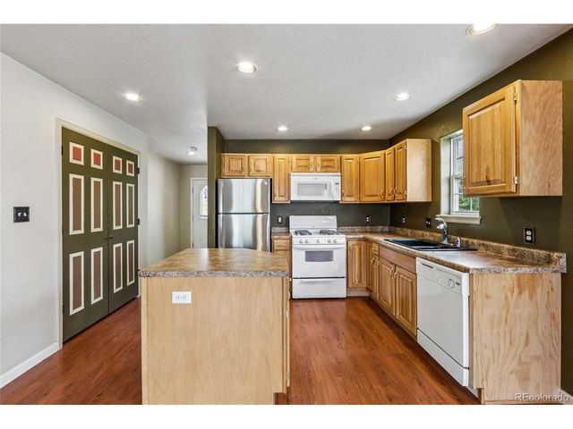 1322 Carriage Dr, Longmont, CO 80501