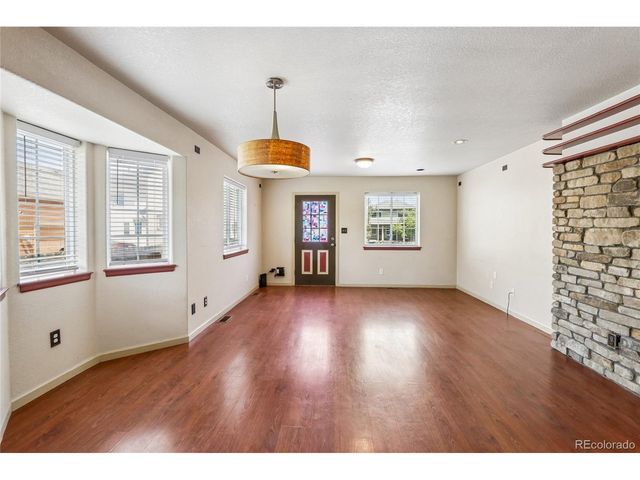1322 Carriage Dr, Longmont, CO 80501