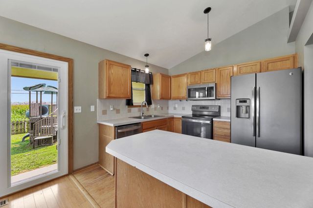 223 Wheatridge Dr, Newton, KS 67114