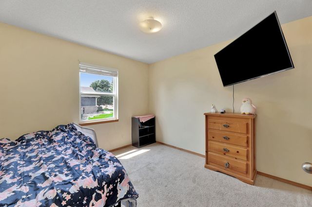 223 Wheatridge Dr, Newton, KS 67114