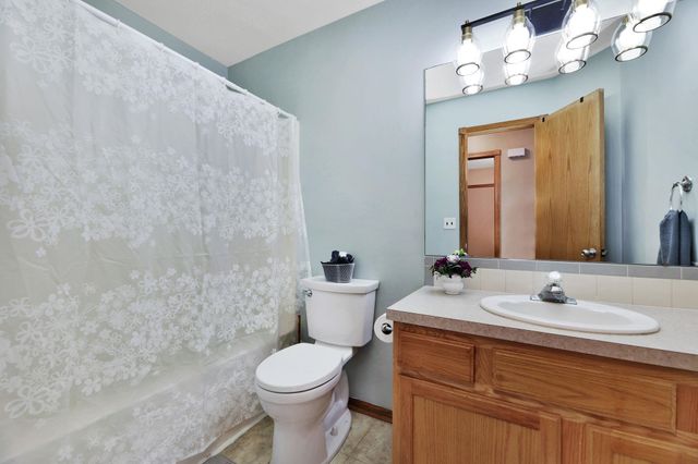 223 Wheatridge Dr, Newton, KS 67114