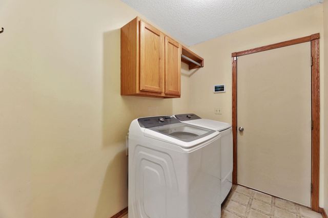 223 Wheatridge Dr, Newton, KS 67114