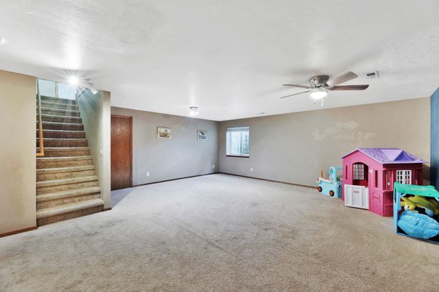 223 Wheatridge Dr, Newton, KS 67114