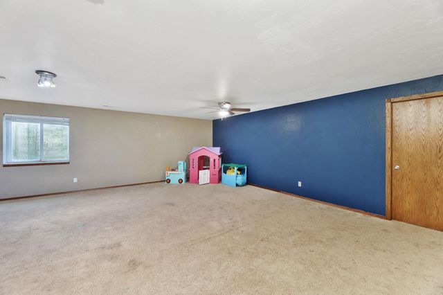 223 Wheatridge Dr, Newton, KS 67114