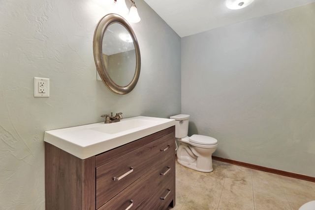 223 Wheatridge Dr, Newton, KS 67114