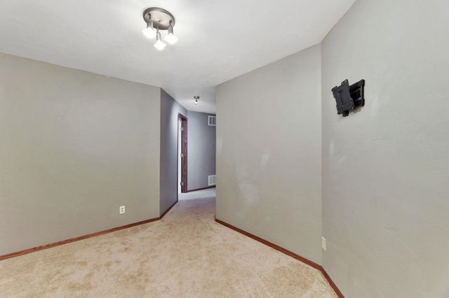 223 Wheatridge Dr, Newton, KS 67114